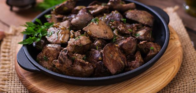 Put the giblets in a pot of water with vinegar, spices, onions, carrots, celery, salt, pepper and herbs, then leave them to soften a little, then add the liver  * Chop onions and garlic and put them in a pan with oil on the fire  *Add broth cube and stir until browned  * Add sliced bell peppers and diced tomatoes  * Add the giblets and stir them a little, then add the liver with a little water  Leave it on a low heat until it becomes soft, then serve